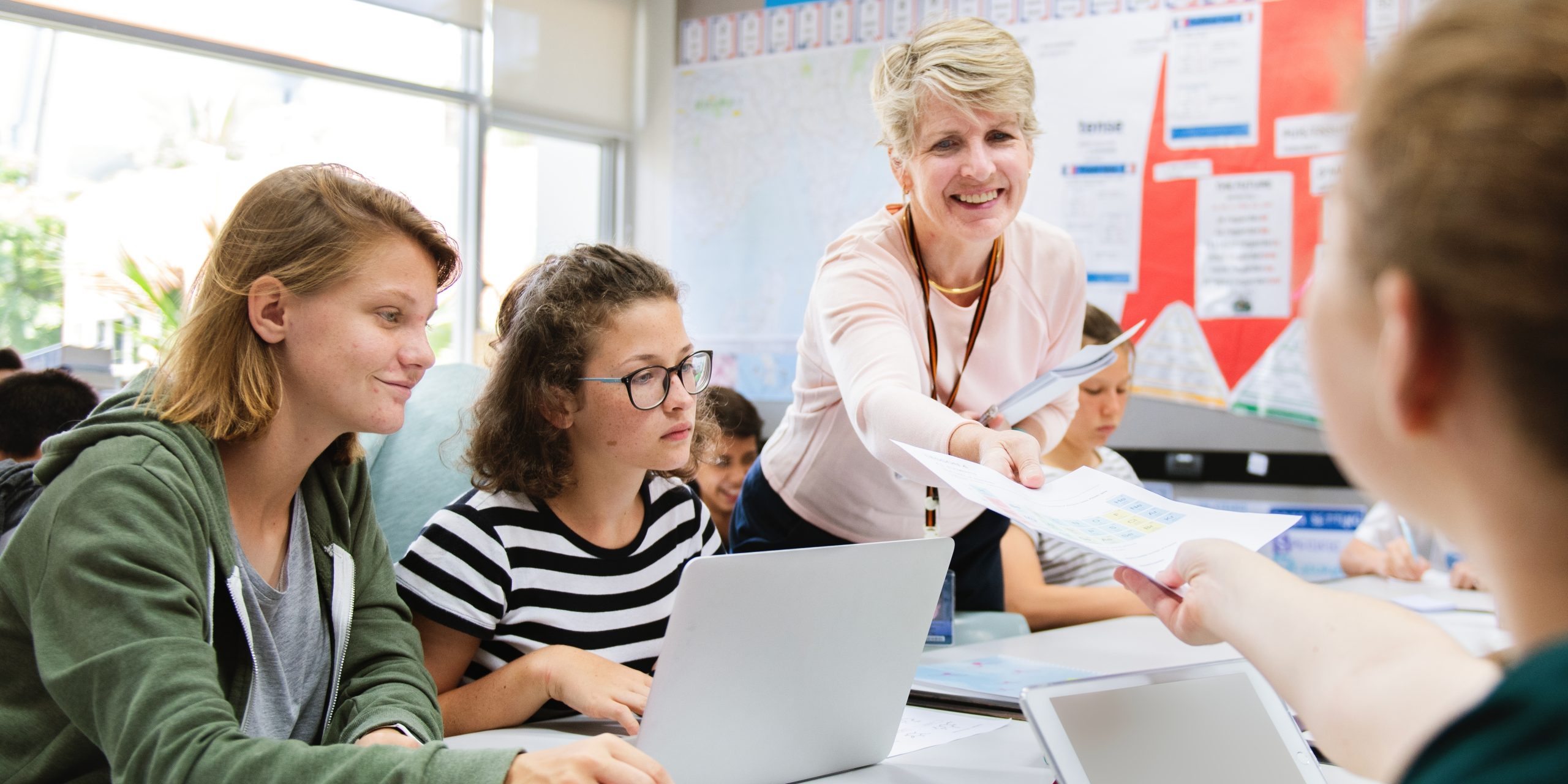 Classroom,With,Diverse,Students,And,Teacher,,Work,On,School,Group